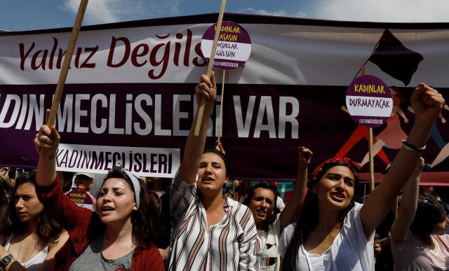 Los manifestantes sostienen pancartas, banderas y gritos de consignas durante una concentración del Primero de Mayo en Ankara, Turquía el 1 de mayo de 2018. REUTERS / Umit Bektas
