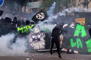 Al menos cien personas siguen arrestadas tras disturbios del 1 de mayo en París