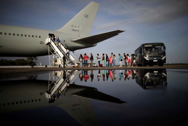 Venezuelan refugees are seen during boarding a Brazilian Air Force plane, heading to Manaus and Sao Paulo, at Boa Vista Airport, Brazil May 4, 2018. REUTERS/Ueslei Marcelino