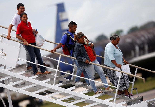 Venezuelan refugees go down the Brazilian Air Force plane ladder, as they arrive at the Eduardo Gomes International airport in Manaus, Brazil May 4, 2018. REUTERS/Bruno Kelly