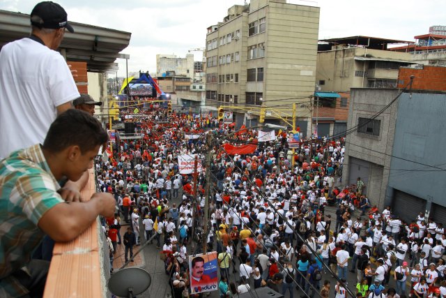 Los partidarios del presidente de Venezuela, Nicolás Maduro, asisten a una manifestación de campaña en Caracas, Venezuela, el 4 de mayo de 2018. REUTERS / Adriana Loureiro