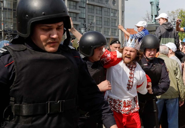Policemen detain an opposition supporter during a protest ahead of President Vladimir Putin's inauguration ceremony, Moscow, Russia May 5, 2018. REUTERS/Tatyana Makeyeva