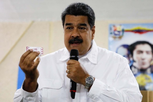  El presidente de Venezuela, Nicolás Maduro, celebra una votación mientras participa en un ejercicio de votación, antes de las elecciones presidenciales del 20 de mayo, en Caracas, Venezuela, el 6 de mayo de 2018. REUTERS / Carlos Garcia Rawlins