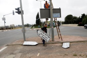 Se cuelgan las señales de carretera de la embajada de EEUU en Jerusalén