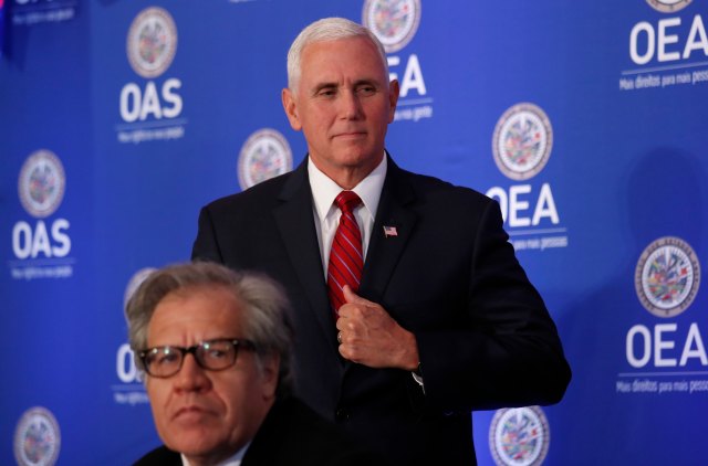  El vicepresidente de EE. UU., Mike Pence, camina detrás del secretario general de la OEA, Luis Almagro, cuando llega para dirigirse a la Organización de Estados Americanos en la sede de la OEA en Washington, EE.UU., el 7 de mayo de 2018. REUTERS / Kevin Lamarque