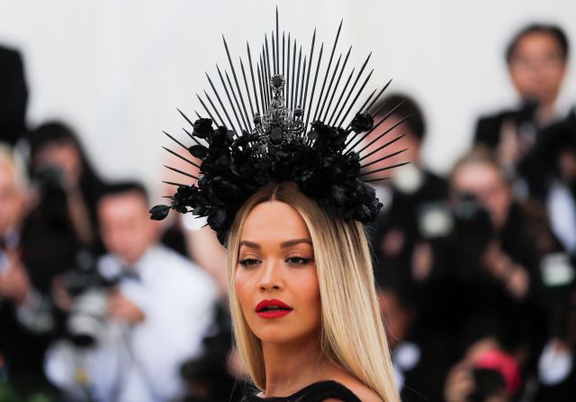 La cantante Rita Ora, que lució un vestido con gran cola de tul de Prada, con una diadema negra de pinchos. REUTERS/Carlo Allegri