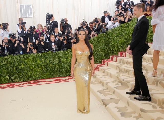 Kim Kardashian llega a la Gala del Instituto de Vestuario del Museo Metropolitano de Arte (Met Gala) para celebrar la apertura de "Cuerpos celestiales: la moda y la imaginación católica". REUTERS / Eduardo Muñoz