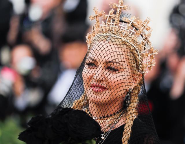 La cantante Madonna vestida de luto con una corona y con un diseño de Jean Paul Gaultier. REUTERS/Carlo Allegri