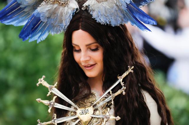 La cantante Lana Del Rey, con un diseño de Gucci, luce siete espadas clavadas en un corazón. En la cabeza lleva una aureola decorada con varias alas de ángel. REUTERS/Carlo Allegri