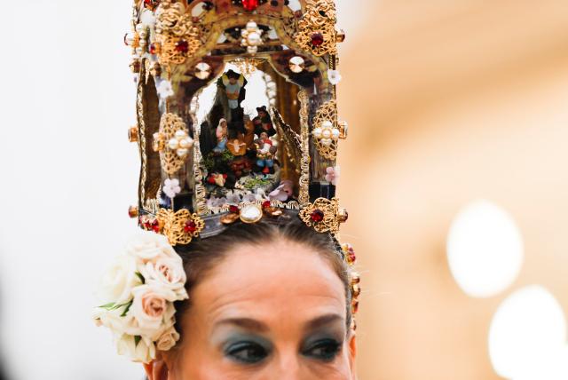 La actriz Sarah Jessica Parker ha escogido un diseño de Dolce & Gabbana con un tocado de un belén con María, José y el niño Jesús. REUTERS/Carlo Allegri