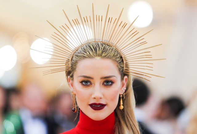 La actriz Amber Heard con una corona de pinchos dorada a juego con los destellos brillantes de su cabello. REUTERS/Carlo Allegri