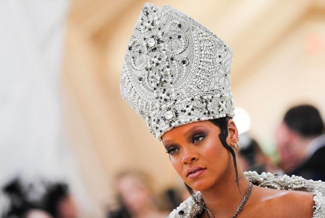 La cantante Rihanna con un look de inspiración papal con mitra incluida. El diseño es de Martín Margiela. REUTERS/Carlo Allegri