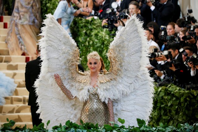 La cantante y compositora Katy Perry llega al Metropolitan Museum of Art Costume Institute Gala (Met Gala) para celebrar la apertura de "Heavenly Bodies: Fashion and the Catholic Imagination". REUTERS / Brendan McDermid