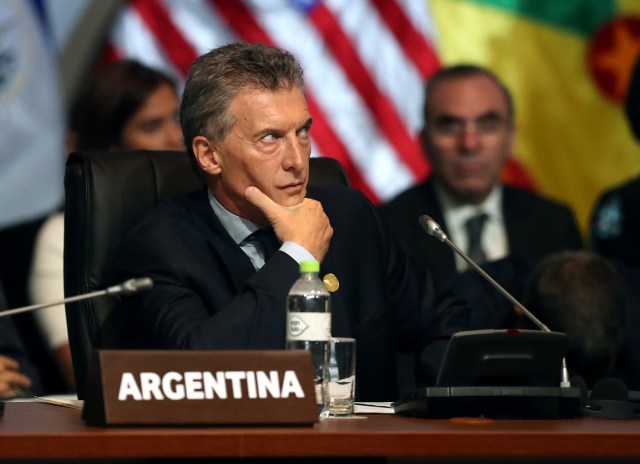 El presidente argentino,  Mauricio Macri, participa en la apertura de una sesión de la Cumbre de las Américas en Lima. Imagen de archivo. 14 de abril de 2018. REUTERS/Andres Stapff