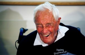 Científico de 104 años canta alegre melodía en espera de la autorización para morir (Fotos)