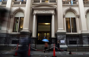 Argentina cae en default, pero continúan las negociaciones con acreedores