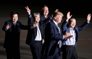 Trump recibió a los tres estadounidenses liberados por Corea del Norte (fotos)