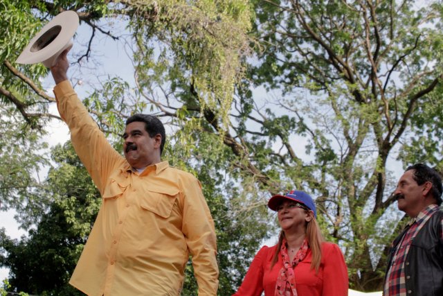 El presidente de Venezuela, Nicolás Maduro, y su esposa Cilia Flores asisten a una manifestación de campaña en Calabozo, Venezuela, el 10 de mayo de 2018. Palacio de Miraflores / Folleto a través de EDITORES DE ATENCIÓN DE REUTERS - ESTA FOTO FUE PROPORCIONADA POR UN TERCERO.
