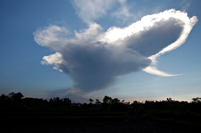 Una vista del Monte Merapi después de una erupción freática vista desde la aldea de Donoharjo, cerca de Yogyakarta, en la isla de Java, Indonesia 11 de mayo de 2018. REUTERS / Dwi Oblo TPX IMÁGENES DEL DÍA