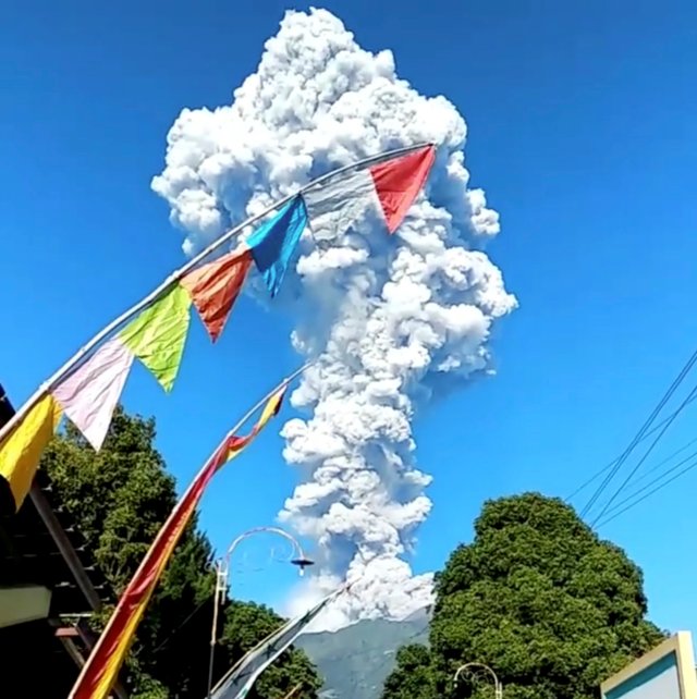 Volcán Merapi arrojando humo y cenizas en Boyolali, Java Central, Indonesia 11 de mayo de 2018, en esta imagen fija obtenida de un video de las redes sociales. SYAFA ART / via REUTERS ESTA IMAGEN HA SIDO PROPORCIONADA POR UN TERCERO. CREDITO OBLIGATORIO. NO RESALES SIN ARCHIVOS