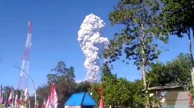 Volcán Merapi arrojando humo y cenizas en Boyolali, Java Central, Indonesia 11 de mayo de 2018, en esta imagen fija obtenida de un video de las redes sociales. Instagram @ Febriacs / via REUTERS ESTA IMAGEN HA SIDO SUMINISTRADA POR UN TERCERO. CREDITO OBLIGATORIO. NO RESALES SIN ARCH