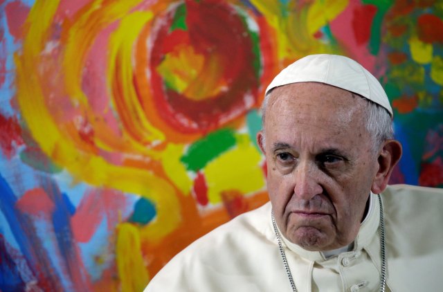 El Papa Francisco observa durante una reunión en la organización Scholas Occurrentes en Roma, Italia, el 11 de mayo de 2018. REUTERS / Max Rossi