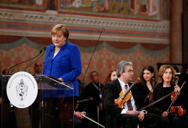 La canciller alemana, Angela Merkel, habla después de que recibió el premio "Lámpara de la paz" de los monjes católicos en la Basílica de San Francisco en Asís, Italia, el 12 de mayo de 2018. REUTERS / Yara Nardi