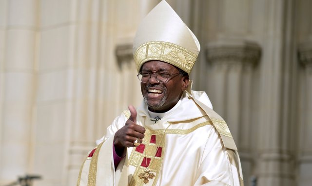 FILE PHOTO: The Reverend Michael Bruce Curry gives a thumbs up as he arrives for his Installation ceremony at the Washington National Cathedral, in Washington, November 1, 2015. Curry becomes the first African-American Episcopal presiding bishop, after previously serving as Bishop of North Carolina.  REUTERS/Mike Theiler/File Photo