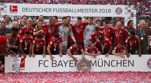 Soccer Football - Bundesliga - Bayern Munich v VfB Stuttgart - Allianz Arena, Munich, Germany - May 12, 2018 Bayern Munich celebrate winning the Bundesliga with the trophy REUTERS/Michael Dalder DFL RULES TO LIMIT THE ONLINE USAGE DURING MATCH TIME TO 15 PICTURES PER GAME. IMAGE SEQUENCES TO SIMULATE VIDEO IS NOT ALLOWED AT ANY TIME. FOR FURTHER QUERIES PLEASE CONTACT DFL DIRECTLY AT + 49 69 650050