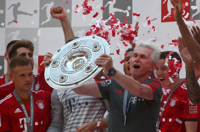 Soccer Football - Bundesliga - Bayern Munich v VfB Stuttgart - Allianz Arena, Munich, Germany - May 12, 2018 Bayern Munich coach Jupp Heynckes and players celebrate winning the Bundesliga with the trophy REUTERS/Michael Dalder DFL RULES TO LIMIT THE ONLINE USAGE DURING MATCH TIME TO 15 PICTURES PER GAME. IMAGE SEQUENCES TO SIMULATE VIDEO IS NOT ALLOWED AT ANY TIME. FOR FURTHER QUERIES PLEASE CONTACT DFL DIRECTLY AT + 49 69 650050