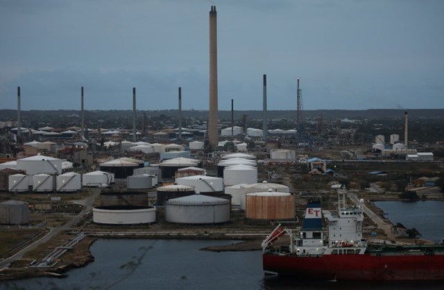 Imagen de archivo de una vista general de la refinería Isla en Willemstad, en la isla de Curazao, el 22 de abril de 2018. REUTERS/Andres Martinez Casares