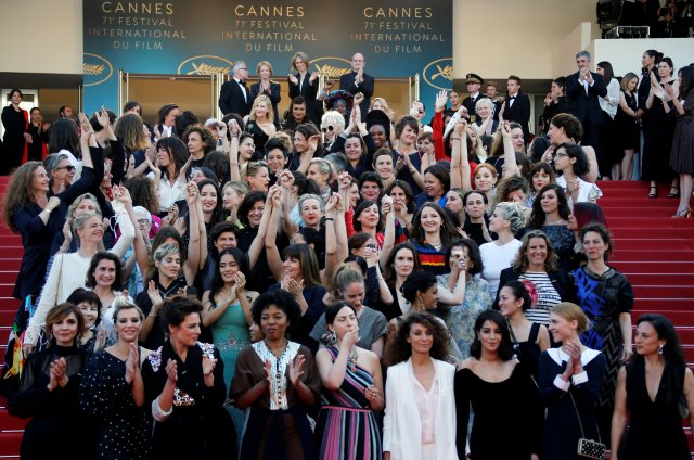 71º Festival de Cannes - Proyección de la película "Las niñas del sol" (Les filles du soleil) en competición - Llegadas de alfombra roja - Cannes, Francia, 12 de mayo de 2018. Las mujeres gesticulan durante un evento en el que 82 mujeres de la industria cinematográfica caminan la alfombra roja para representar el número limitado de realizadoras que han sido seleccionadas para la alineación de la competencia del festival durante sus 71 años. REUTERS / Jean-Paul Pelissier IMÁGENES TPX DEL DÍA 