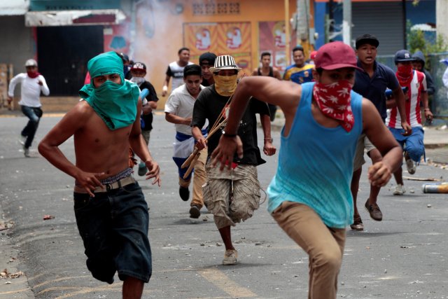 Manifestantes huyen de las autoridades durante una protesta en Nicaragua. REUTERS/Oswaldo Rivas