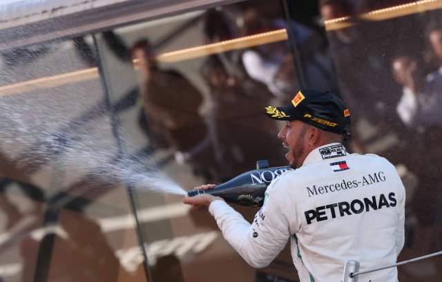 Fórmula 1 F1 - Gran Premio de España - Circuit de Barcelona-Catalunya, Barcelona, España - 13 de mayo de 2018 Lewis Hamilton de Mercedes pulveriza champán mientras celebra en el podio después de ganar la carrera REUTERS / Albert Gea