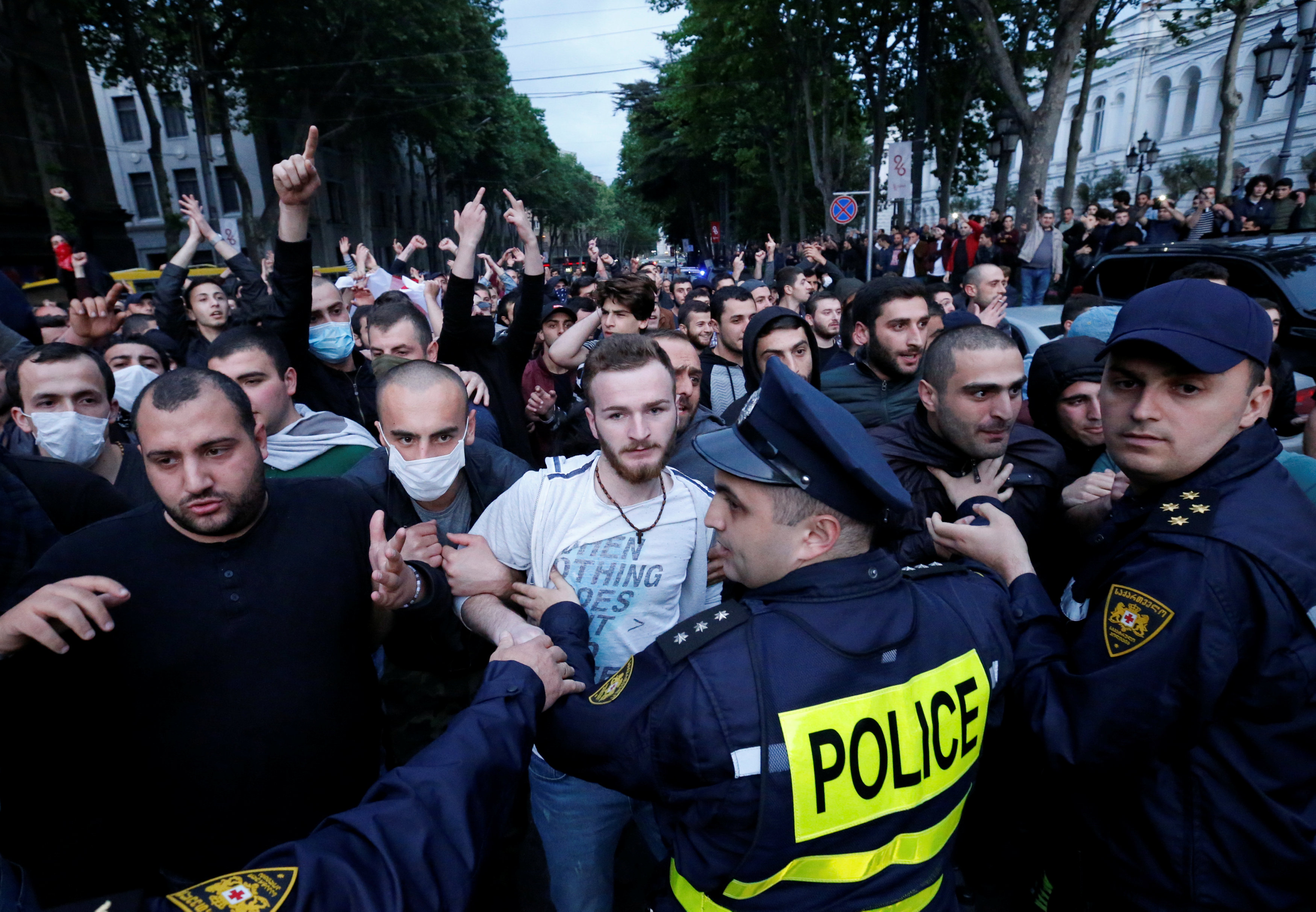 Nacionalistas se enfrentan a jóvenes georgianos que protestan contra policía