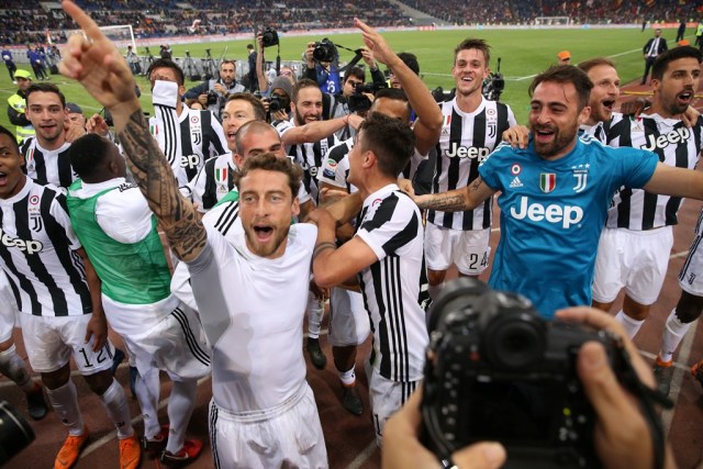 Jugadores de la Juventus celebran su séptima victoria consecutiva en la liga italiana en Roma, Italia, el 13 de mayo de 2018.  REUTERS/Alessandro Bianchi