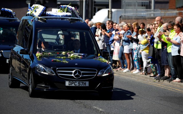 El cortejo fúnebre del niño Alfie Evans pasa cerca de Goodison Park, el estadio del club de fútbol Everton, en Liverpool, Reino Unido, el 14 de mayo de 2018. REUTERS / Phil Noble