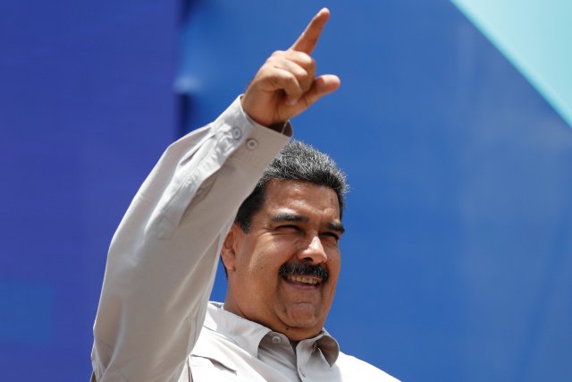 El presidente venezolano, Nicolás Maduro, saluda a los simpatizantes durante un mitin de campaña en Charallave, Venezuela, el 15 de mayo de 2018. REUTERS / Carlos Garcia Rawlins 