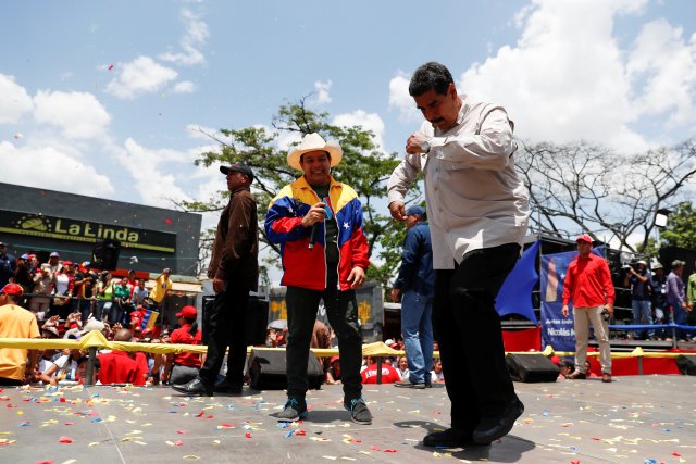 El presidente de Venezuela, Nicolás Maduro, baila durante un mitin de campaña en Charallave, Venezuela, el 15 de mayo de 2018. REUTERS / Carlos Garcia Rawlins