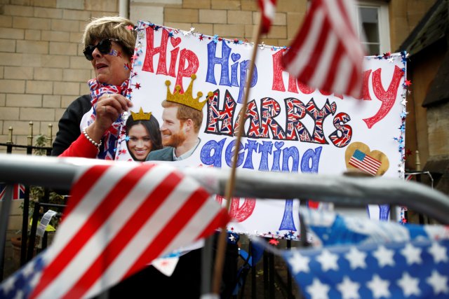 Un fanático de la familia real británica sostiene una pancarta afuera del castillo de Windsor antes de la boda del príncipe Harry y Meghan Markle en Gran Bretaña, en Windsor, el 16 de mayo de 2018. REUTERS / Damir Sagolj