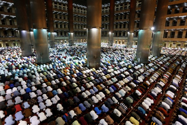 Indonesian muslims pray at the first day of holy fasting month of Ramadan at Istiqlal mosque in Jakarta, Indonesia, May 16, 2018. REUTERS/Willy Kurniawan