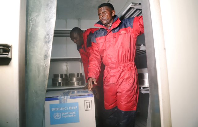 Funcionarios del Ministerio de Salud congoleño organizan el primer lote de vacunas experimentales contra el Ébola en Kinshasa, República Democrática del Congo el 16 de mayo de 2018. REUTERS / Kenny Katombe