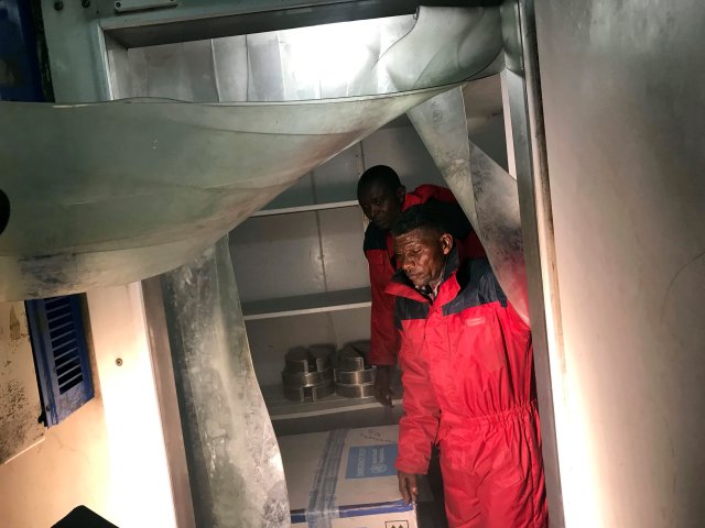 El primer lote de 4.000 vacunas experimentales contra el ébola para combatir un brote se carga en una nevera cuando llega al aeropuerto de Kinshasa, República Democrática del Congo, el 16 de mayo de 2018. REUTERS / Benoit Nyemba