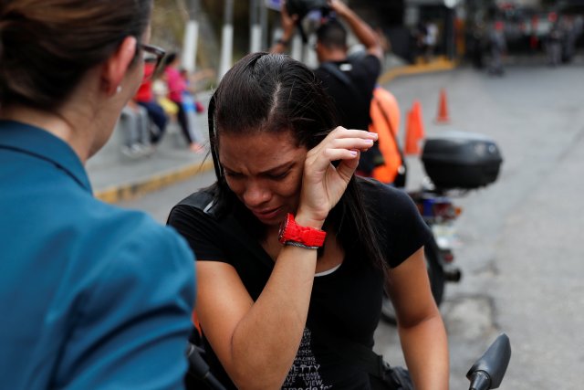 A relative of an inmate cries outside a detention center of the Bolivarian National Intelligence Service (SEBIN), where a riot occurred, according to relatives, in Caracas, Venezuela May 16, 2018. REUTERS/Carlos Garcia Rawlins