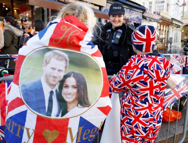 Un oficial de policía habla a los fanáticos de la familia real británica en Windsor, Gran Bretaña, el 17 de mayo de 2018. REUTERS / Phil Noble TPX IMÁGENES DEL DÍA