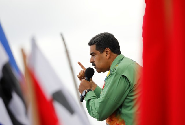 El presidente de Venezuela, Nicolás Maduro, hace un gesto mientras se dirige a los partidarios durante su mitin de campaña de clausura en Caracas, Venezuela, el 17 de mayo de 2018. REUTERS / Carlos Jasso