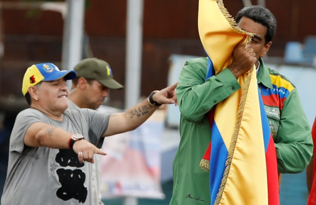 El exastro del fútbol argentino Diego Maradona participa del acto de cierre de campaña del presidente venezolano Nicolás Maduro en Caracas, Venezuela, 17 de mayo, 2018. REUTERS/Carlos Garcia Rawlins - RC1693F9E540