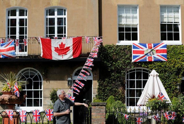 El empavesado y las banderas se pueden ver colgando afuera de las casas cerca del Castillo de Windsor el día antes de la boda del príncipe Harry y Meghan Markle de Gran Bretaña en Windsor, Gran Bretaña, el 18 de mayo de 2018. REUTERS / Darren Staples