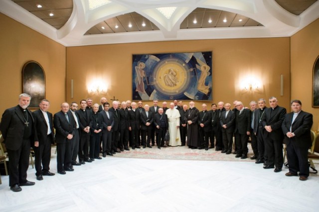 El Papa Francisco posa con los obispos chilenos después de una reunión en el Vaticano, el 17 de mayo de 2018. Vatican Media / Folleto a través de EDITORES DE ATENCIÓN DE REUTERS - ESTA IMAGEN FUE PROPORCIONADA POR UN TERCERO