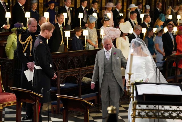 El príncipe Enrique mira a la novia, Meghan Markle, que llega acompañada del príncipe de Gales en la capilla de San Jorge, en el castillo de Windsor para su boda en Windsor, Inglaterra, 19 de mayo de 2018. Jonathan Brady/Pool via REUTERS